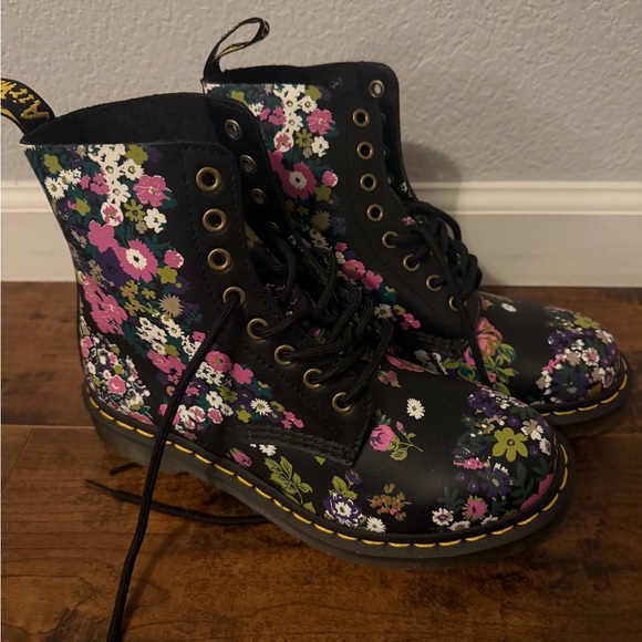 Dr. Martens 1460 WOMEN'S VINTAGE FLORAL LEATHER LACE UP BOOTS - Picture 2 of 8